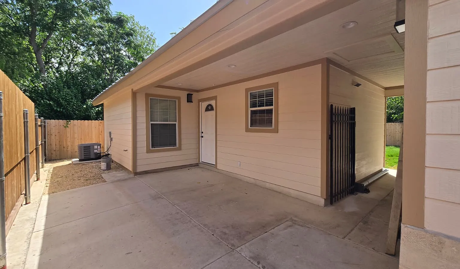 Middlebury Dr, San Antonio — Photo 1