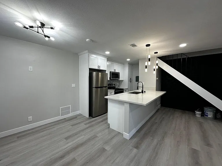 212 Coy Dr #3 — Photo 4