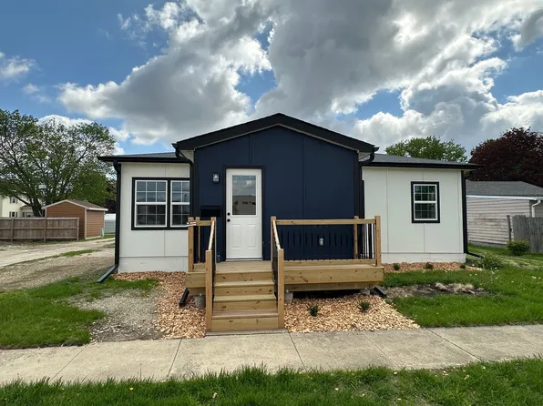 113 S 3rd St, Winterset, IA 50273