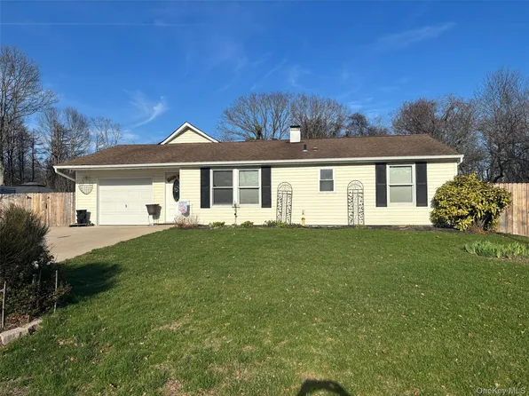 39 Sundial Lane, Bellport, NY 11713