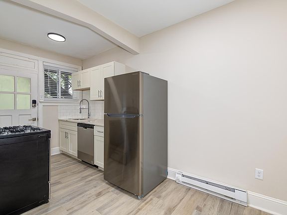 3rd image of 4963 Winona Ave #3W