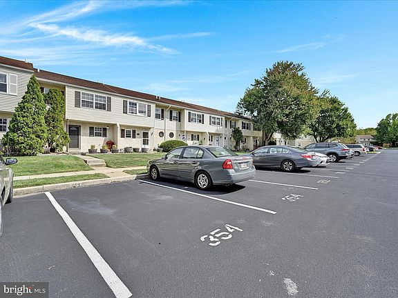 5th image of 354 Carlyn Ct