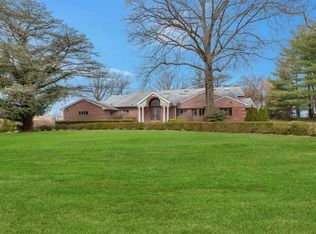 23 Harbour Rd, Great Neck, NY 11024