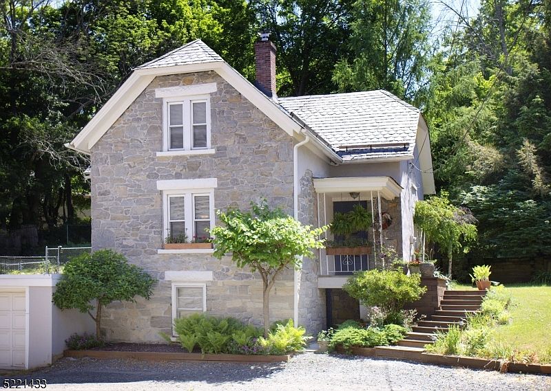 1st image of 17 Diller Ave