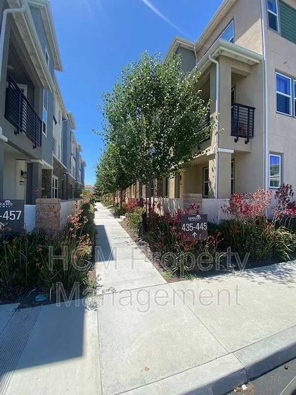 3 bed, 3.5 bath, 1670 sqft, $4,500 — Photo 3