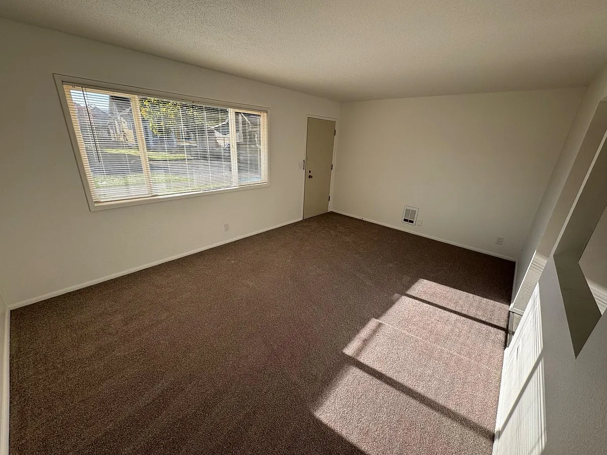 Building Photo - 2115 C St #2