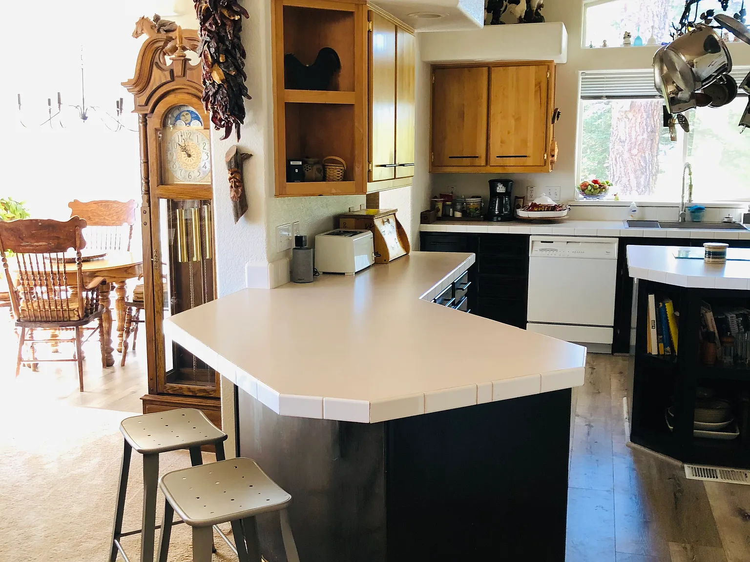 810 E Russell Ln — Photo 3