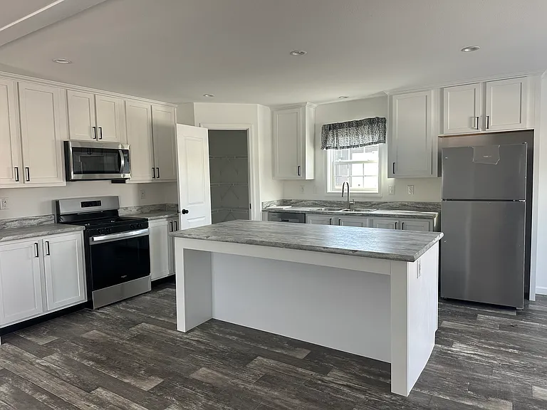 209 E 37th Pl — Photo 10