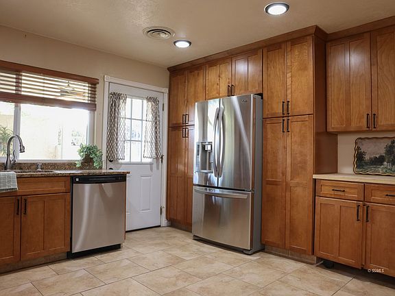 3rd image of 1051 Peg St