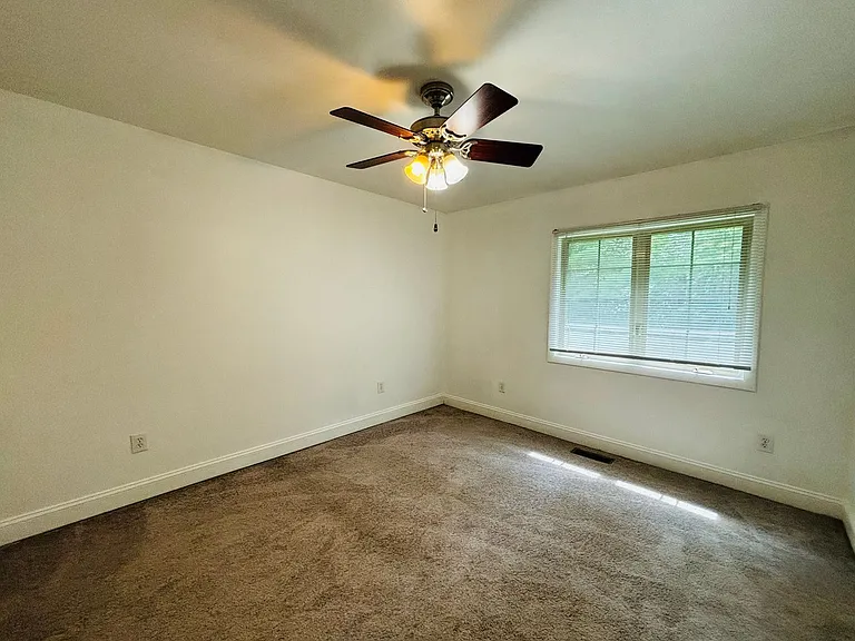 322 Shenandoah Cir — Photo 8