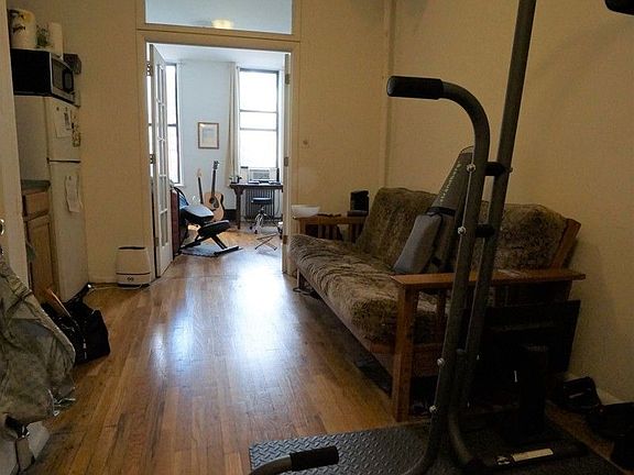 4th image of 206 E 6th St #4A
