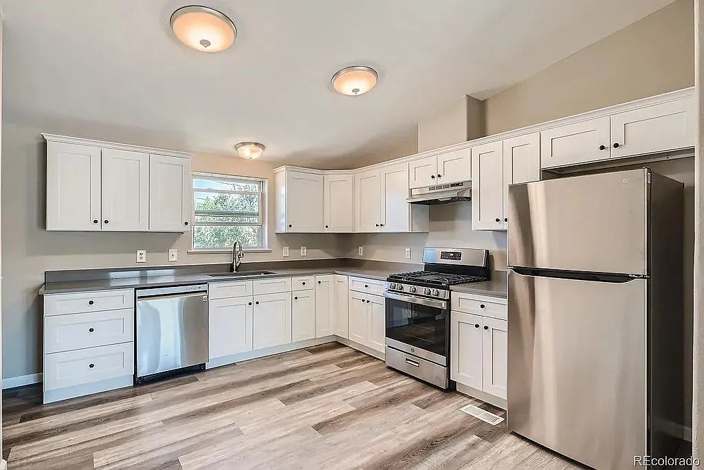 970 Moss St — Photo 2