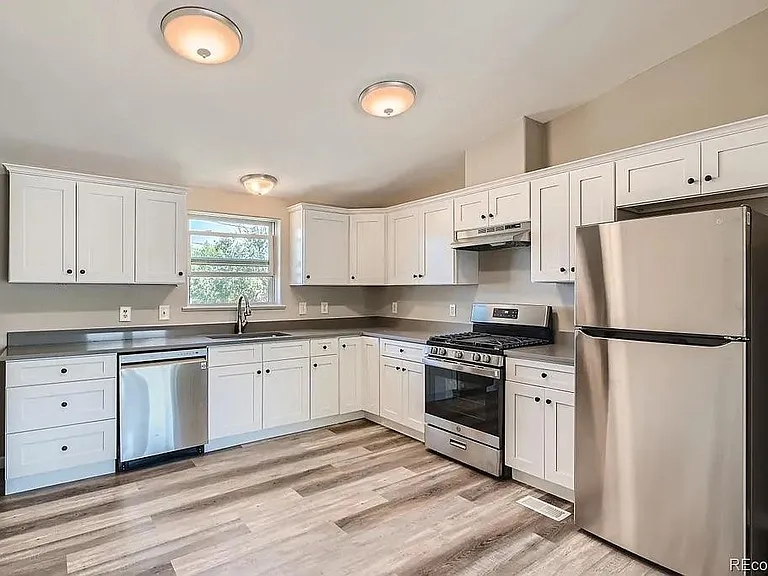 970 Moss St — Photo 2