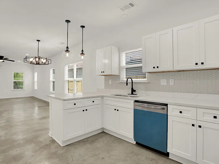 734 Marechalneil St — Photo 4