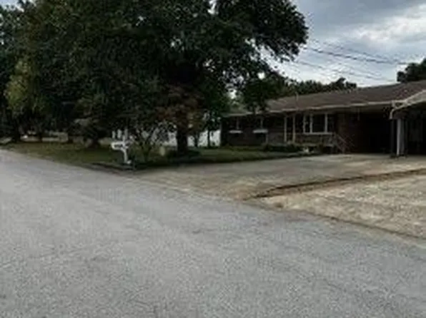 1825 Davy Crockett Cv, Dyersburg, TN 38024