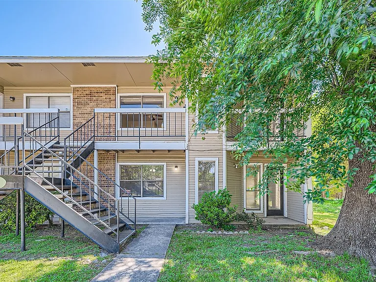1913 W Loop #A — Photo 8