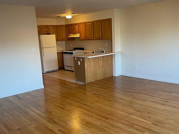 4th image of 332 E 242nd St #1A