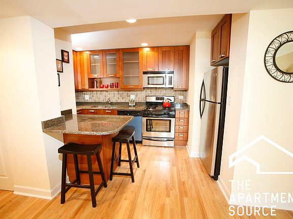 2nd image of 6952 N Greenview Ave #209