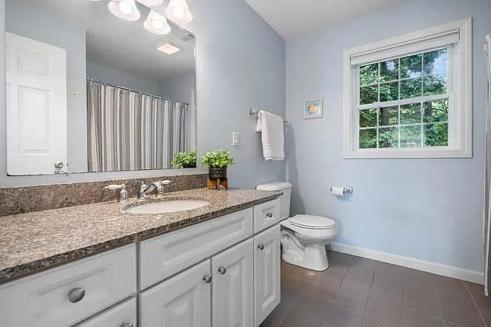 3 bed, 1.5 bath, 3236 sqft, $900 — Photo 4