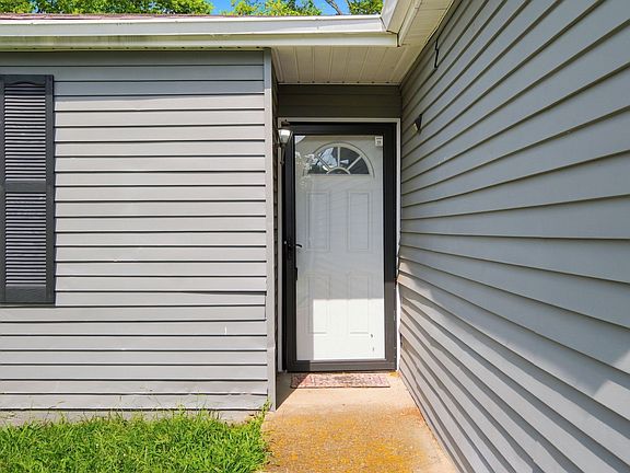 3rd image of 809 Fawn Ln