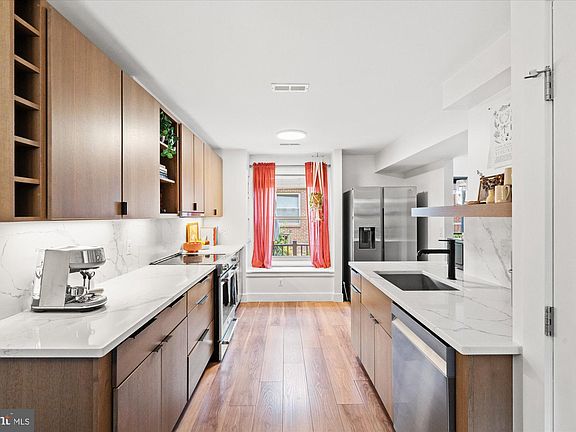 5th image of 1637 Kenwood Ave
