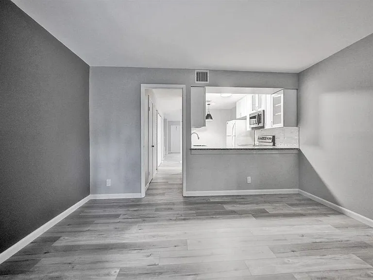 9845 Riverside Dr #8-28 — Photo 7