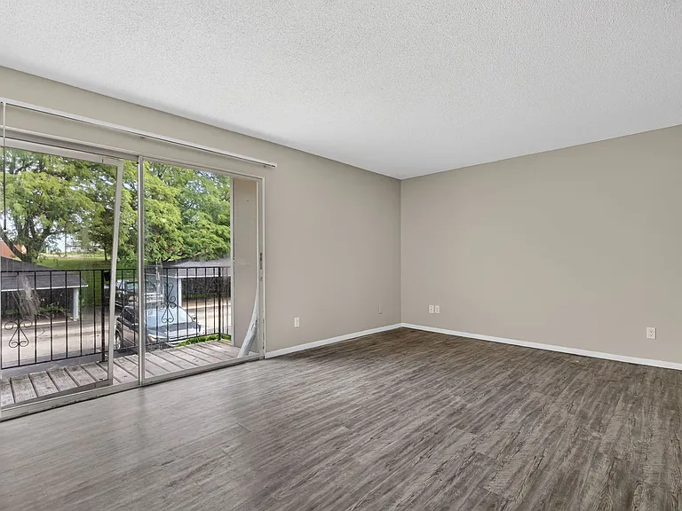 Hollow Hills Apartments — Photo 91