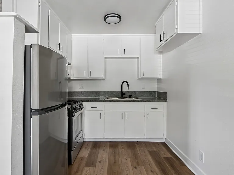 558 N Kenmore Ave #204 — Photo 6