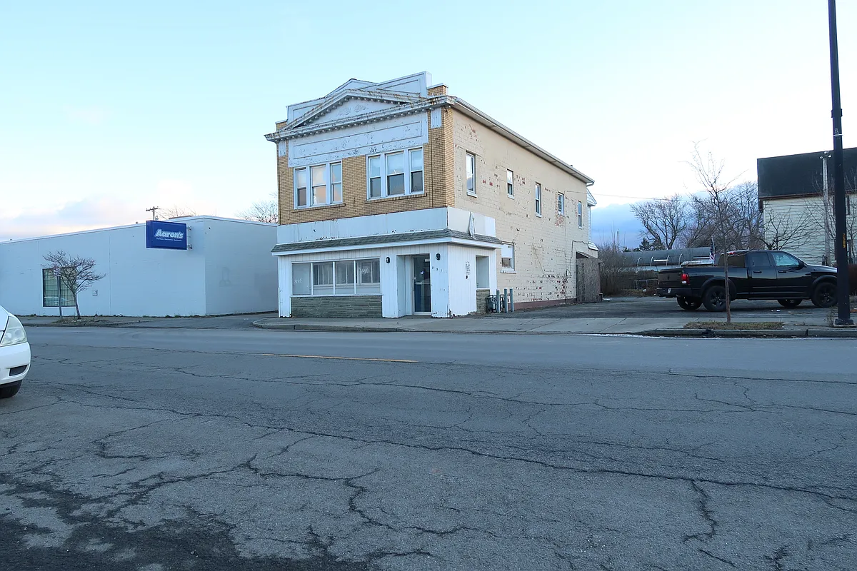 Building Photo - 2511 Pine Ave #4