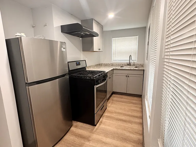 135 E 17th St #7 — Photo 2
