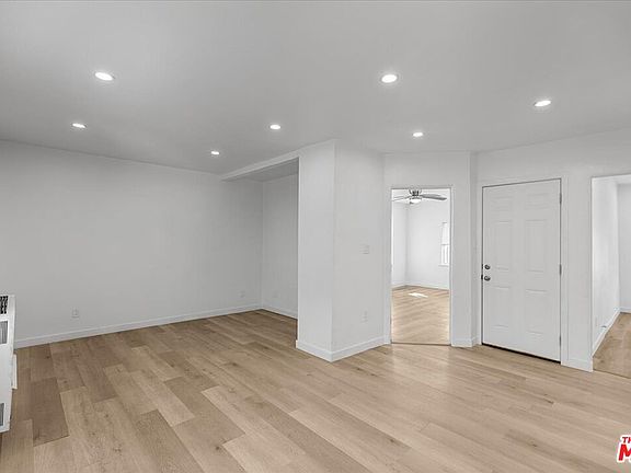 2nd image of 4504 Menlo Ave #4504