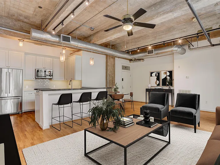 204 Travis St #4D — Photo 2