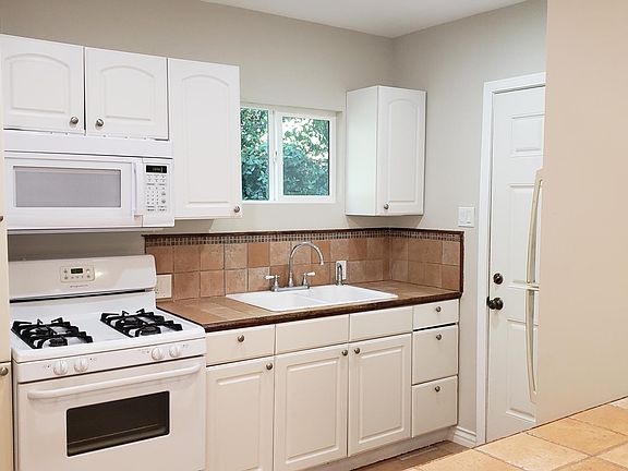 4th image of 16757 Moorpark St