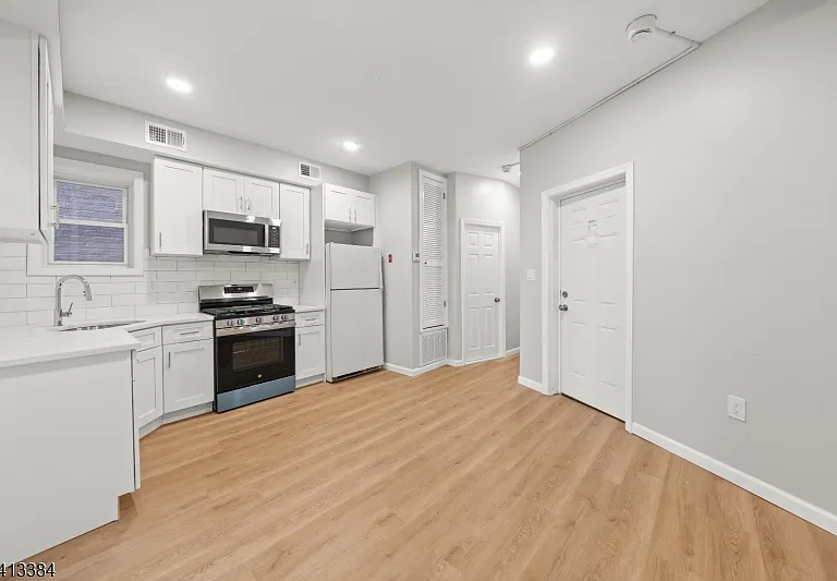 53 Henry St #D1 — Photo 2