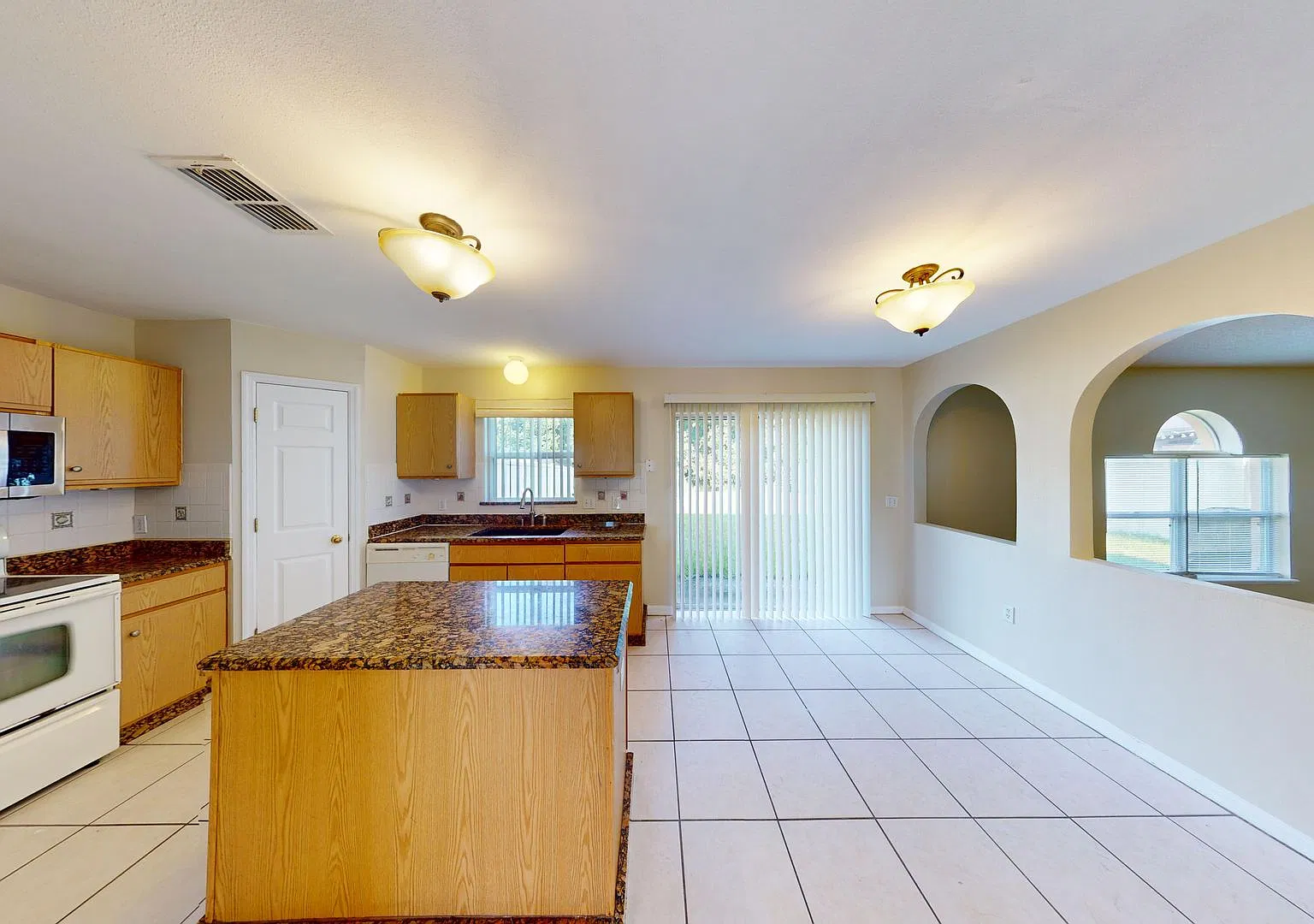Beautiful 2-Story 3/2.5 - with 2 Bonus Rooms in Wethrebee Lakes! — Photo 3