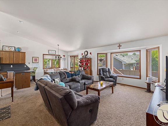5th image of 345 W Daffodil Dr