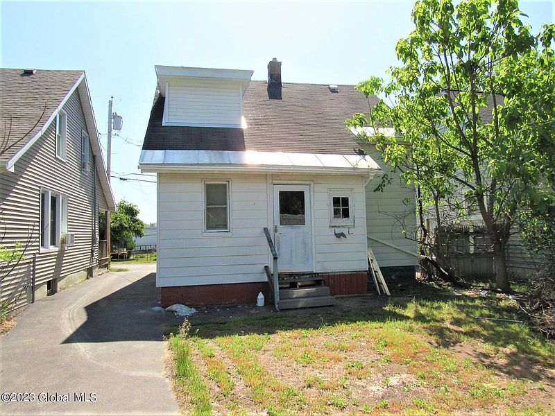 3rd image of 213 Stanford Ave Avenue