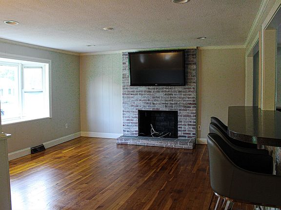 3rd image of 23 Roberta Rd