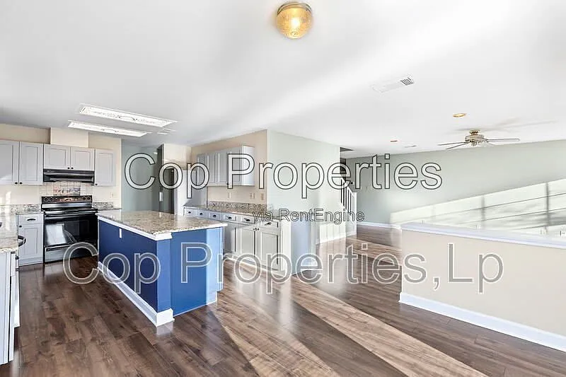 5 bed, 3.5 bath, $3,200 — Photo 4