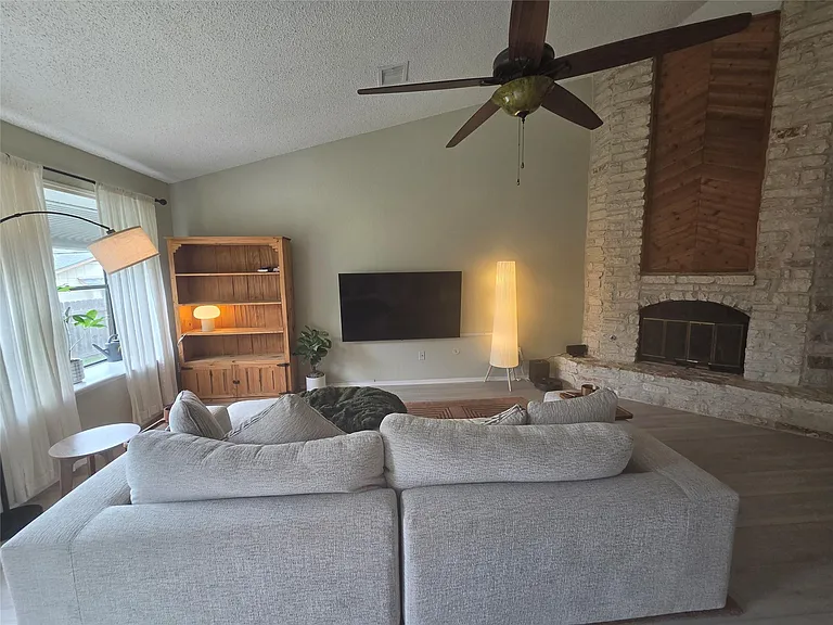 1604 Kimmerling Ln — Photo 4
