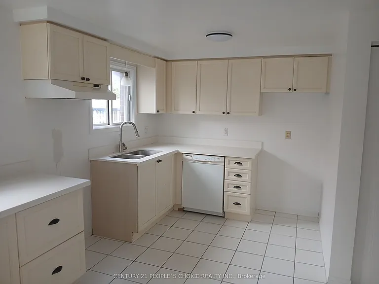 31 Moss Pl — Photo 2