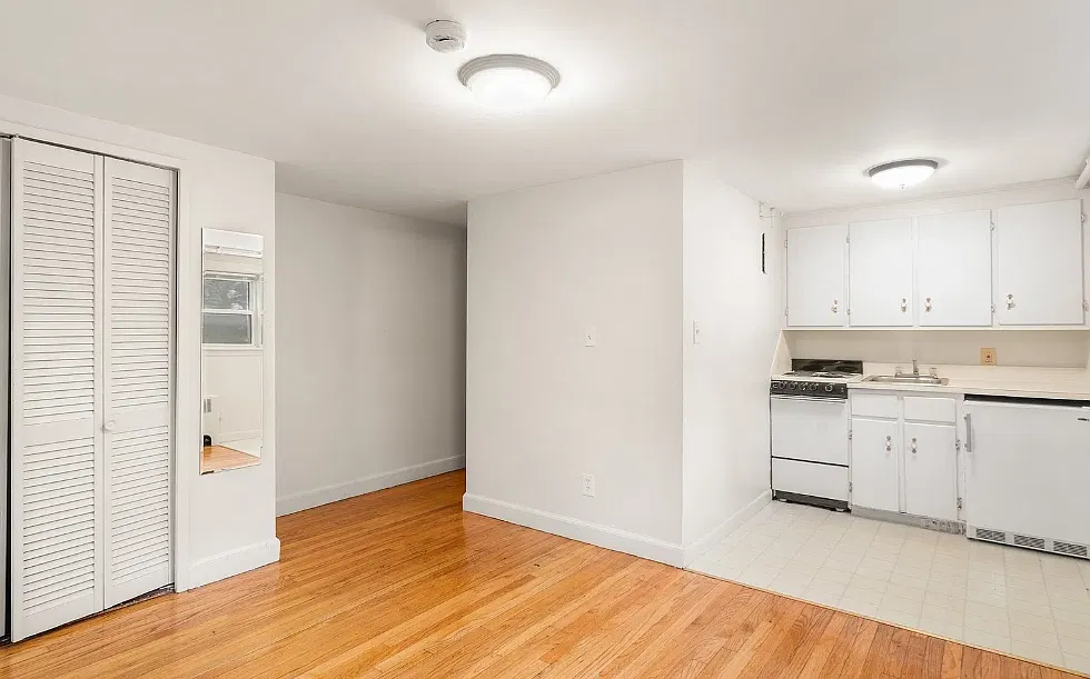 Studio, 420 sqft, $1,900 — Photo 1