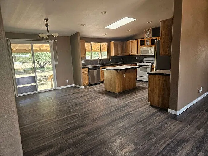 4 bed, 2.0 bath, 2432 sqft, $1,860 — Photo 4