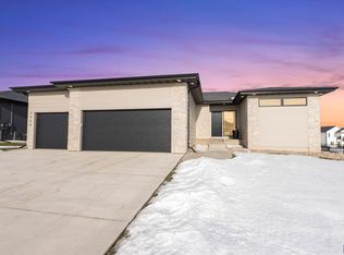 7400 E Shadow Pine Cir, Sioux Falls, SD 57110