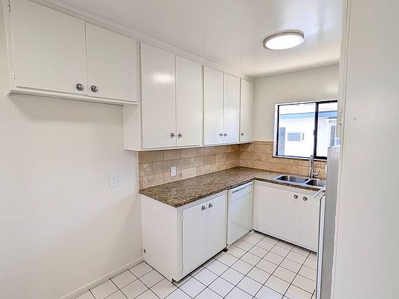 5th image of 14646 Dickens St APT 27