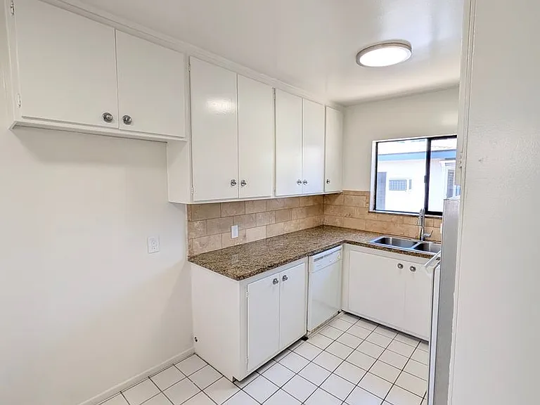 Dickens Garden Apartments — Photo 17
