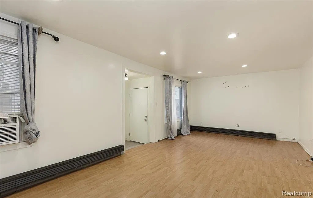 2 bed, 1.0 bath, 1102 sqft, $1,300 — Photo 4