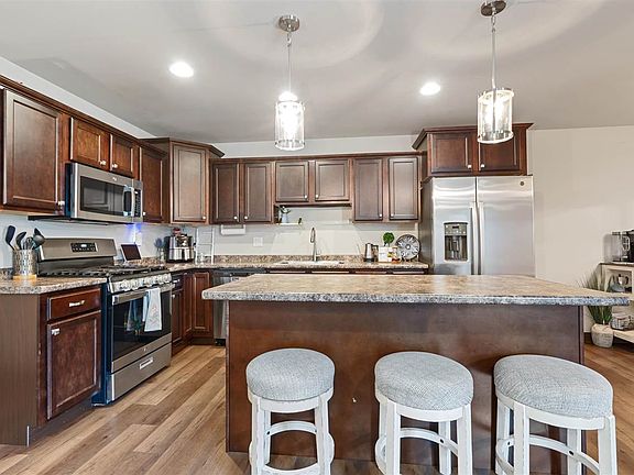 5th image of 900 Creekside Dr