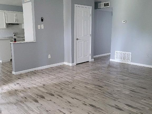 4th image of 1939 E Missouri Ave APT 3