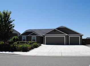 2067 Crab Apple Cir, West Richland, WA 99353